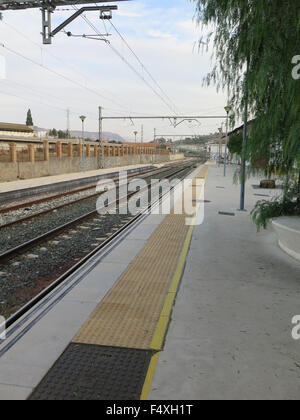 Bulletta piastrelle sul bordo di una piattaforma a stazione di Malaga, Andalusia Foto Stock