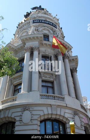 Architettura mediterranea in Spagna. Il vecchio edificio di appartamenti a Madrid. Foto Stock