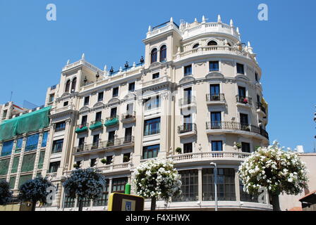 Architettura mediterranea in Spagna. Il vecchio edificio di appartamenti a Madrid. Foto Stock