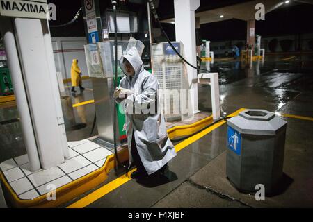 Ameca, Messico. 23 Ott, 2015. I lavoratori di una stazione di rifornimento a prepararsi per l'arrivo dell'uragano 'Patricia' in Ameca, stato di Jalisco, Messico, su Ott. 23, 2015. Un ora dopo l uragano Patricia fatto approdo venerdì sera nello stato messicano di Jalisco, portando i forti venti e piogge oltre la parte occidentale del paese, è stato retrocesso di un uragano di categoria 4. Credito: Pedro Mera/Xinhua/Alamy Live News Foto Stock