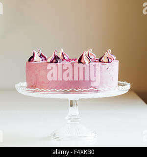 Lilla con torta di meringhe su una piastra di torta Foto Stock