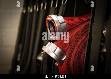 Tubo antincendio arrotolato in un reparto antincendio Foto Stock