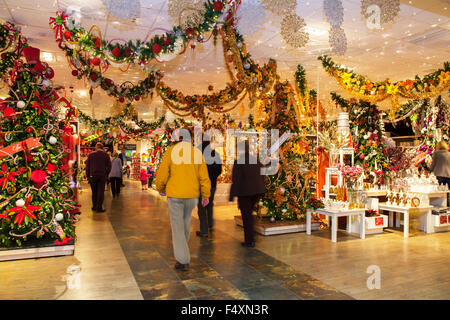 Barton Grange, Garstang, UK. 23 ottobre, 2015. Il famoso Barton Grange Centro giardino Xmas visualizza. Display Manager, David Fawcett-Ropner, che ha lavorato presso il centro per gli ultimi dieci anni è stato occupato con nove del suo personale facendo i preparativi per questo anno di lancio. David ha iniziato la on-site costruire il 7 settembre pronti per l odierna giornata di apertura, appena in tempo per il prossimo autunno a metà tempo. (Le foto scattate con il permesso dei proprietari del negozio). Credito: Cernan Elias/Alamy Live News Foto Stock