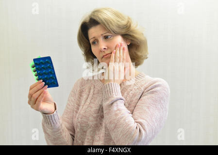 Giovane donna con il dolore è avente il mal di denti Foto Stock