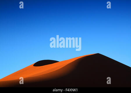 Un rosso grande duna di sabbia in Sossusvlei, Namibia. Foto Stock