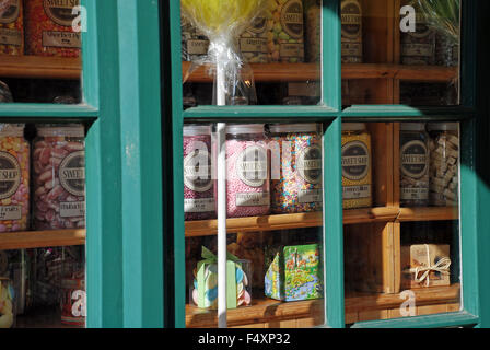 Inglese tradizionale negozio di dolci la finestra di visualizzazione con caramelle in vasi di vetro a Bourton-on-the-acqua, Inghilterra Foto Stock