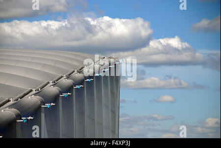2012 Olympic Park Pallanuoto Arena del tetto sul tetto alto e sullo skyline oltre a Londra in Inghilterra Foto Stock