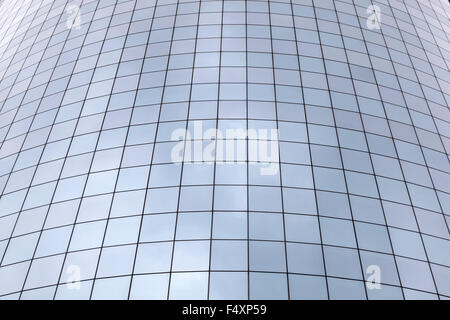 La facciata ricurva del grattacielo con riflessi di nuvole e il cielo di new york downtown Manhattan Foto Stock