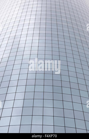 La facciata ricurva del grattacielo con riflessi di nuvole e il cielo di new york downtown Manhattan Foto Stock