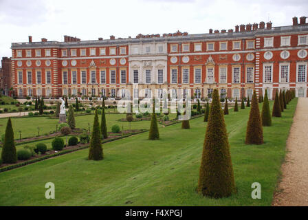 Ammenda rifilato tagliare i picchi di topiaria da pungenti hedge a Hampton Court Palace Gardens, Londra Inghilterra Foto Stock