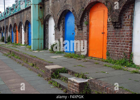 King's Road archi su Brighton Seafront colorato porte di garage portali in Brighton, Inghilterra Foto Stock