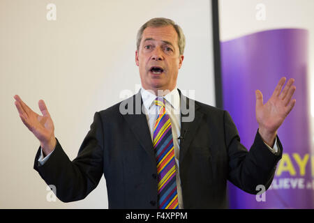 UK Independence Party (UKIP) leader Nigel Farage a Swansea durante il 'say No per il tour dell'UE". Foto Stock