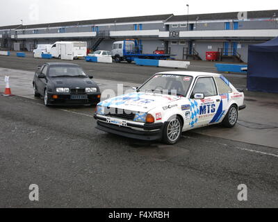 Ford Sierra RS500 modificato Cosworth auto da strada e Ford Escort RS1600i piloti di auto a donnington circuito di gara 2015 Foto Stock