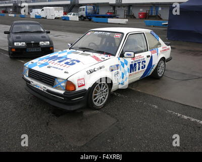 Ford Sierra RS500 modificato Cosworth auto da strada e Ford Escort RS1600i piloti di auto a donnington circuito di gara 2015 Foto Stock