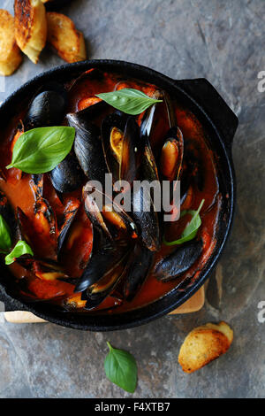 Le cozze al vapore in salsa, cibo Foto Stock