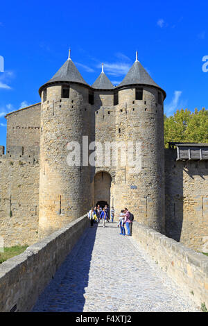 Ponte che conduce al Chateau Comtal, castello medievale rocca, Carcassonne, Aude, Languedoc Roussillon, Francia, sito patrimonio mondiale dell'UNESCO. Foto Stock