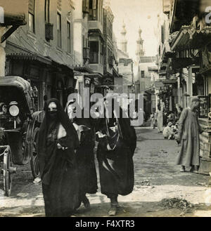 Le donne musulmane vestite di nero e coperto per le strade del Cairo, Egitto Foto Stock