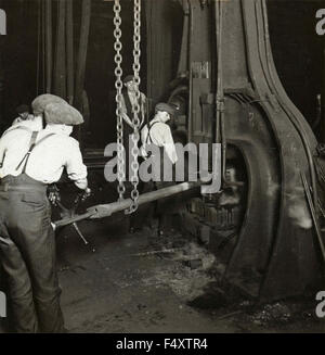Uomini che lavorano presso le acciaierie di Sheffield, Regno Unito Foto Stock