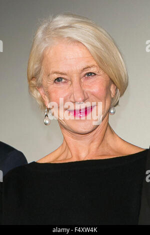 Tokyo, Giappone. 24 ott 2015. British attrice Helen Mirren assiste una fase il messaggio di saluto per il film " La donna in oro'' al TOHO cinema di Roppongi il 24 ottobre 2015, Tokyo, Giappone. Il film sarà rilasciato in giapponese teatri il 27 novembre. Lo screening è parte della XXVIII Tokyo International Film Festival che è uno dei più grandi festival di cinema in Asia e si svolge da ottobre 22 al sabato 31. Credito: Rodrigo Reyes Marin/AFLO/Alamy Live News Foto Stock