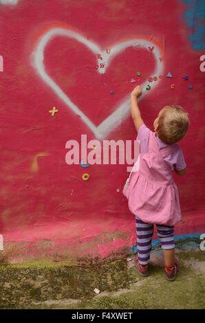 Bambino con graffiti cuore Foto Stock