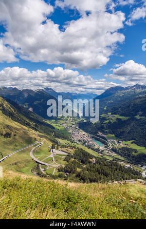 Passo del San Gottardo, lato sud con pass road, vista di Airolo in Val Leventina, Valle Leventina, Ticino, Svizzera Foto Stock