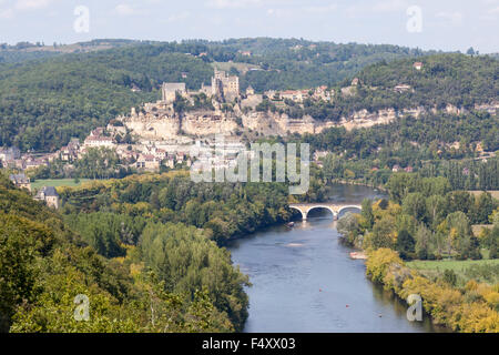 Il borgo di Beynac, il castello e il fiume Dordogna (Dordogne - Francia). Le village de Beynac, figlio château et la Dordogne. Foto Stock