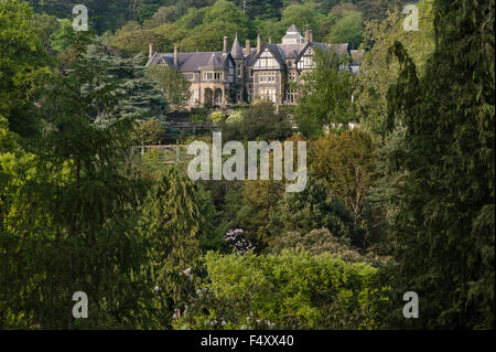 Bodnant Garden, Conwy, Wales, Regno Unito. Bodnant Hall, visibile da tutta la valle Foto Stock