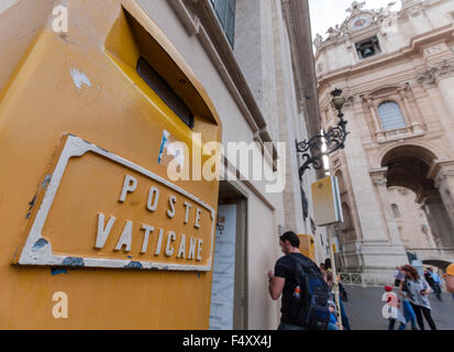 La cassetta postale di Poste Vaticane, il servizio postale Sovrano della Città del Vaticano, di fronte alla Basilica di San Pietro in Vaticano, Roma. Foto Stock