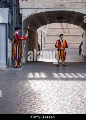 Due membri della Guardia Svizzera stand sentinella sul un lato di entrata alla Basilica di San Pietro a Città del Vaticano, Roma. Foto Stock