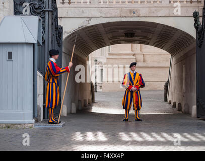 Due membri della Guardia Svizzera stand sentinella sul un lato di entrata alla Basilica di San Pietro a Città del Vaticano, Roma. Foto Stock