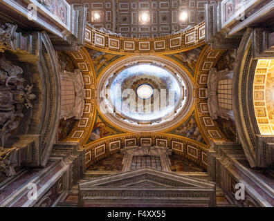 Interno della Basilica di San Pietro e Città del Vaticano: principale cupola sopra il presbiterio, visto da sotto Foto Stock