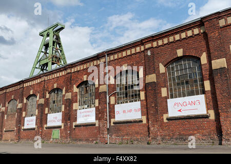 Torre di avvolgimento e officina edificio, ex miniera di carbone Lohberg, luogo di ritrovo per la Ruhrtriennale, Dinslaken-Lohberg, distretto della Ruhr Foto Stock