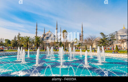 La Moschea Blu, Sultan Ahmet Camii, fontana a Sultanahmet Park, Sultanahmet, lato europeo, Istanbul, Turchia Foto Stock