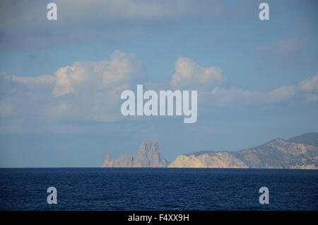 ES VEDRA, un disabitata isola di roccia si trova a 2 km al largo della costa occidentale dell'isola di Ibiza, viste dal mare Foto Stock