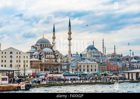 Nuova Moschea, Yeni Cami e la Moschea Süleymaniye, Golden Horn, Istanbul, Turchia Foto Stock