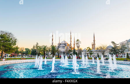 La Moschea Blu, Sultan Ahmet Camii, fontana a Sultanahmet Park, Sultanahmet, lato europeo, Istanbul, Turchia Foto Stock