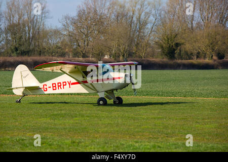 Piper PA-15 Vagabond G-BRPY rullaggio lungo la pista di atterraggio di Aviosuperficie Breighton Foto Stock