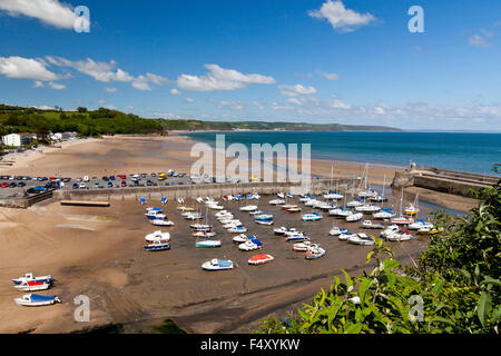 Acqua bassa nel porto a Saundersfoot, Pembrokeshire, Wales UK Foto Stock