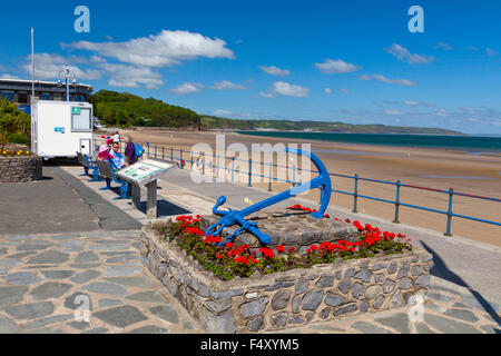 Un dipinto ancora visualizzato sul mare in Saundersfoot, Pembrokeshire, Wales UK Foto Stock