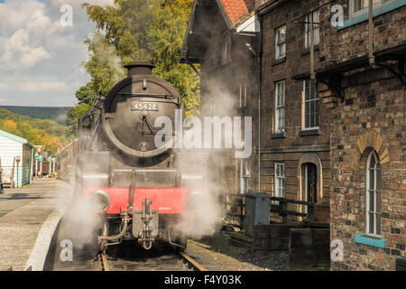 45428 LMS Stanier Class Eric Treacy locomotiva a vapore si erge a Grosmont Foto Stock