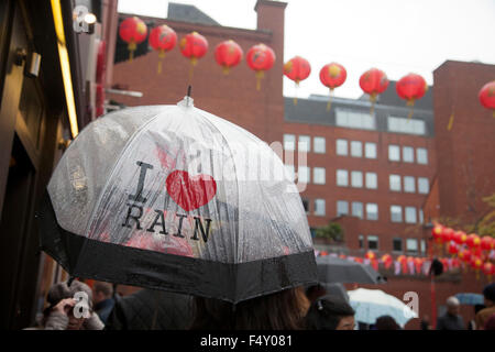 Londra, Regno Unito. 24 ott 2015. I pedoni e i turisti sono catturati fuori sotto la pioggia sul giorno bagnato a Chinatown Credito: amer ghazzal/Alamy Live News Foto Stock