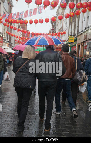 Londra, Regno Unito. 24 ott 2015. I pedoni e i turisti sono catturati fuori sotto la pioggia sul giorno bagnato a Chinatown Credito: amer ghazzal/Alamy Live News Foto Stock