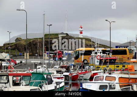 Skansin faro e fortezza con le barche nel porto di Tórshavn Isole Faerøer Foto Stock