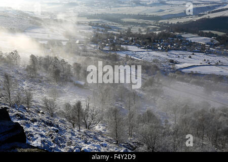 Gennaio, inverno Neve e nebbia sulla valle Curbar; Derbyshire County; Parco Nazionale di Peak District; Inghilterra; Regno Unito Foto Stock