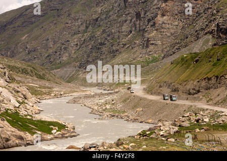 India, Himachal Pradesh, Lahaul Valley, Khoksar, camion sull'autostrada Leh-Manali accanto al fiume Chandra Foto Stock