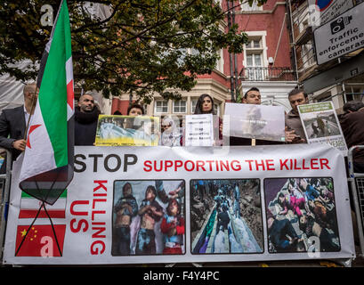 Londra, Regno Unito. 24 ottobre, 2015. "Le truppe russe e Putin al di fuori della Siria" protestare fuori dall ambasciata russa, Kensington Palace Gardens Credito: Guy Corbishley/Alamy Live News Foto Stock