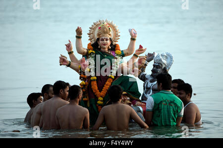 L'immagine di Durga idolo immersione è stata presa a Mumbai Chowpatty, India Foto Stock