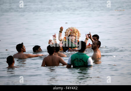 L'immagine di Durga idolo immersione è stata presa a Mumbai Chowpatty, India Foto Stock