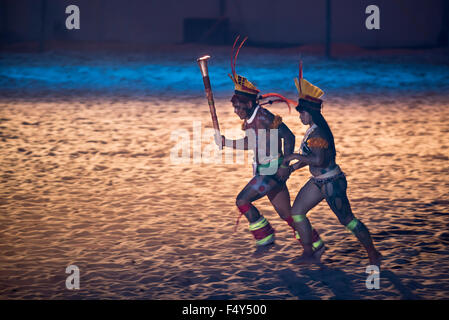 Palmas, Brasile. 23 Ott, 2015. Un Kuikuro l uomo e la donna portano la sacra fiamma torcia durante la cerimonia di apertura al primo mai internazionale giochi indigeni, nella città di Palmas, stato di Tocantins, Brasile. Credit: Sue Cunningham/fotografica Alamy Live News Foto Stock