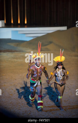 Palmas, Brasile. 23 Ott, 2015. Un Kuikuro l uomo e la donna portano la sacra fiamma torcia durante la cerimonia di apertura al primo mai internazionale giochi indigeni, nella città di Palmas, stato di Tocantins, Brasile. Credit: Sue Cunningham/fotografica Alamy Live News Foto Stock
